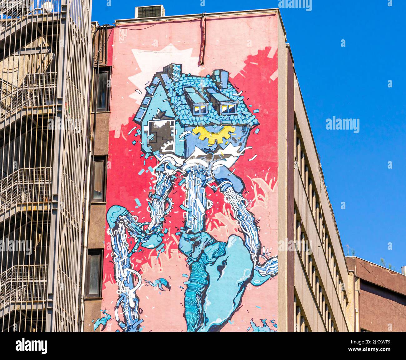 Arte callejero, mural de Nuka que representa una casa mecánica, distrito de Kadiköy de Estambul, Turquía Foto de stock