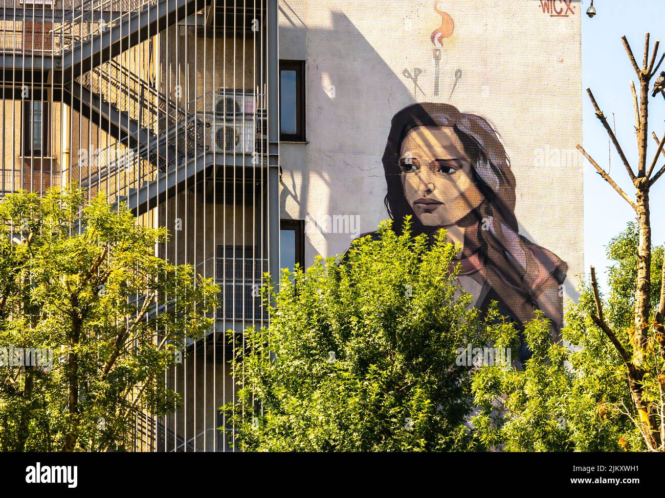 Arte callejero, mural de Wicx que representa a una mujer en el distrito de Kadiköy de Estambul, Turquía Foto de stock