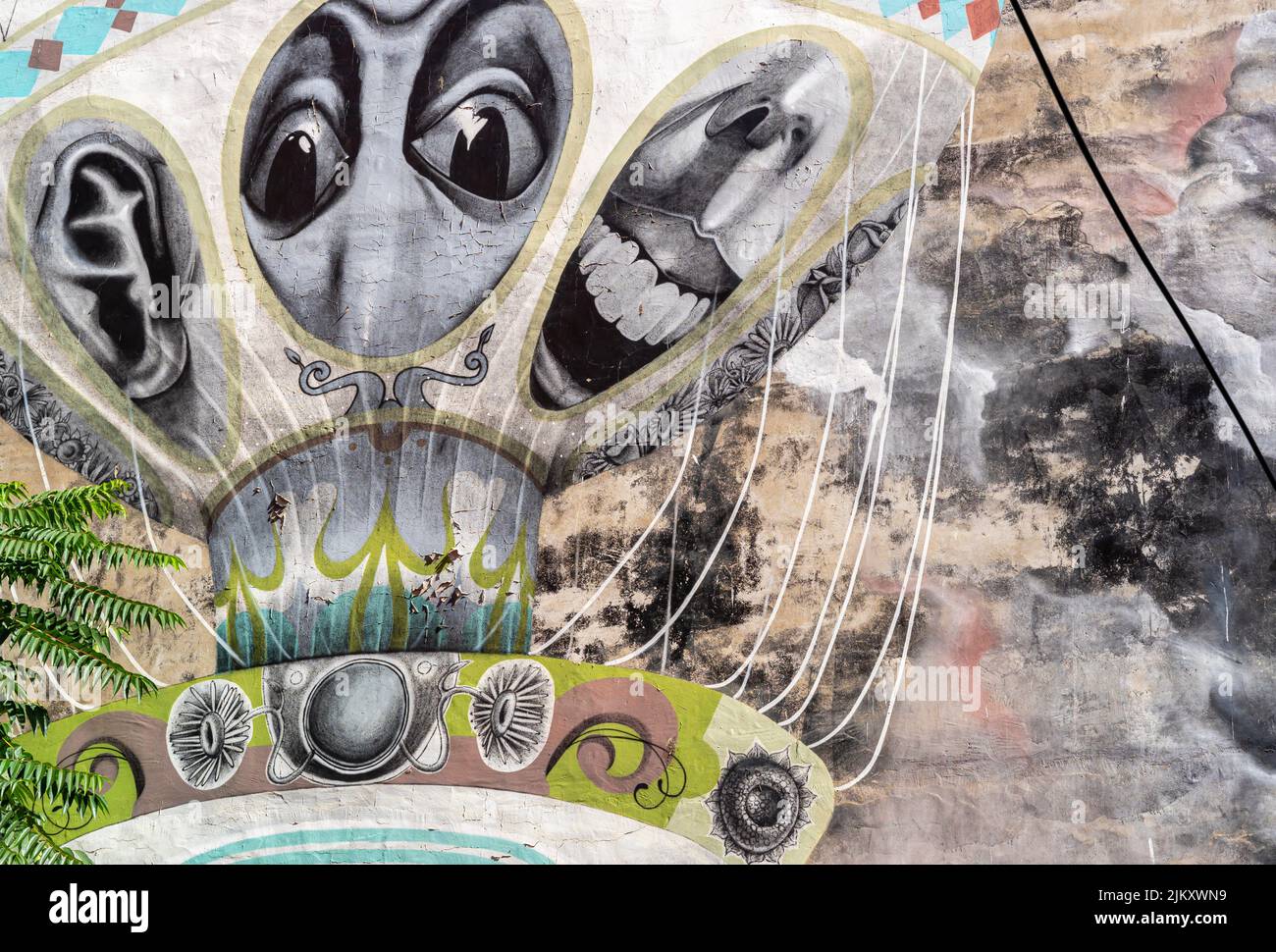 Arte callejero, mural del artista brasileño Claudio Ethos que representa globo de aire caliente con caras extrañas y distorsionadas, distrito Kadiköy de Estambul, Turquía Foto de stock