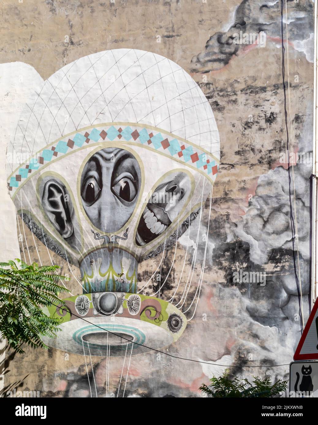 Arte callejero, mural del artista brasileño Claudio Ethos que representa globo de aire caliente con caras extrañas y distorsionadas, distrito Kadiköy de Estambul, Turquía Foto de stock