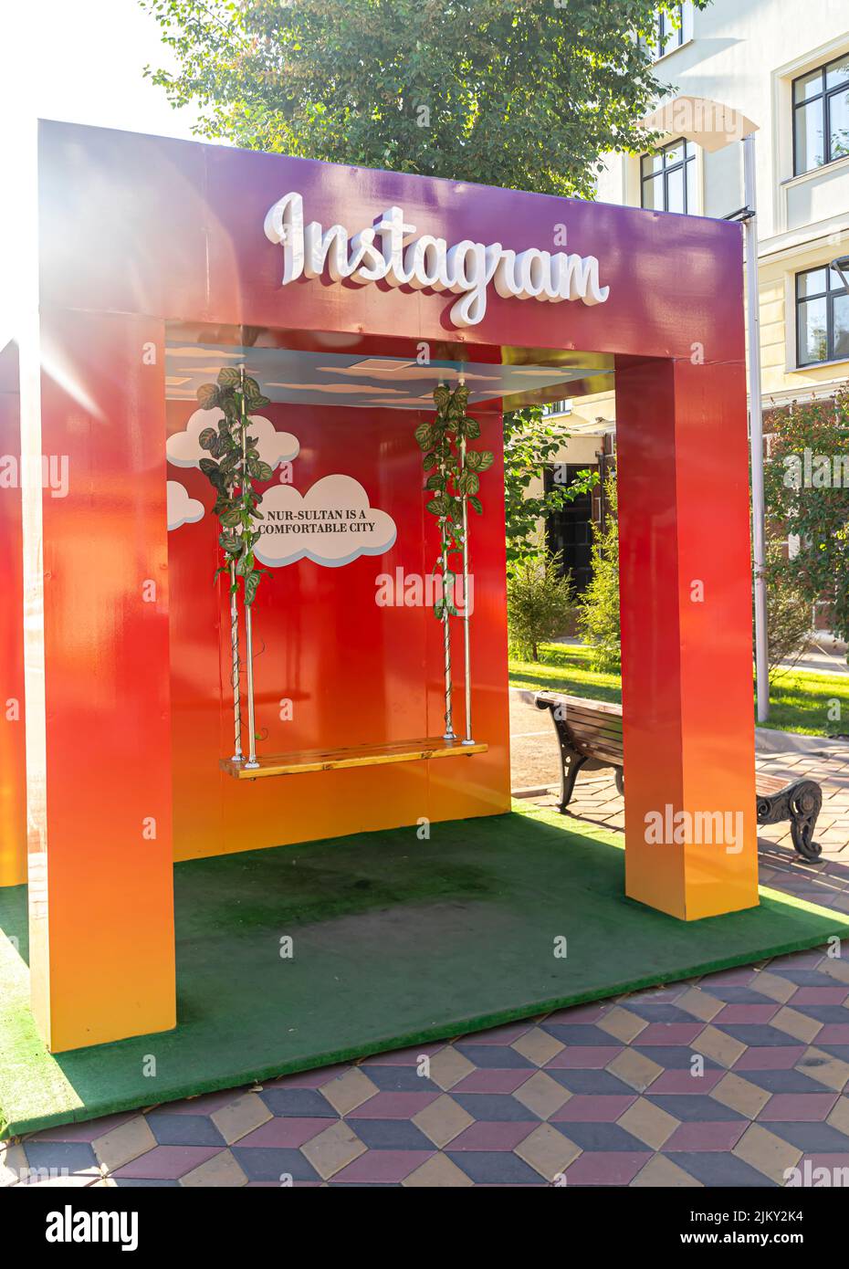 Stand para tomar fotos para Instagram en Demalys Promenade - zona de paseo en el moderno Nur-Sultan, Kazajstán Foto de stock
