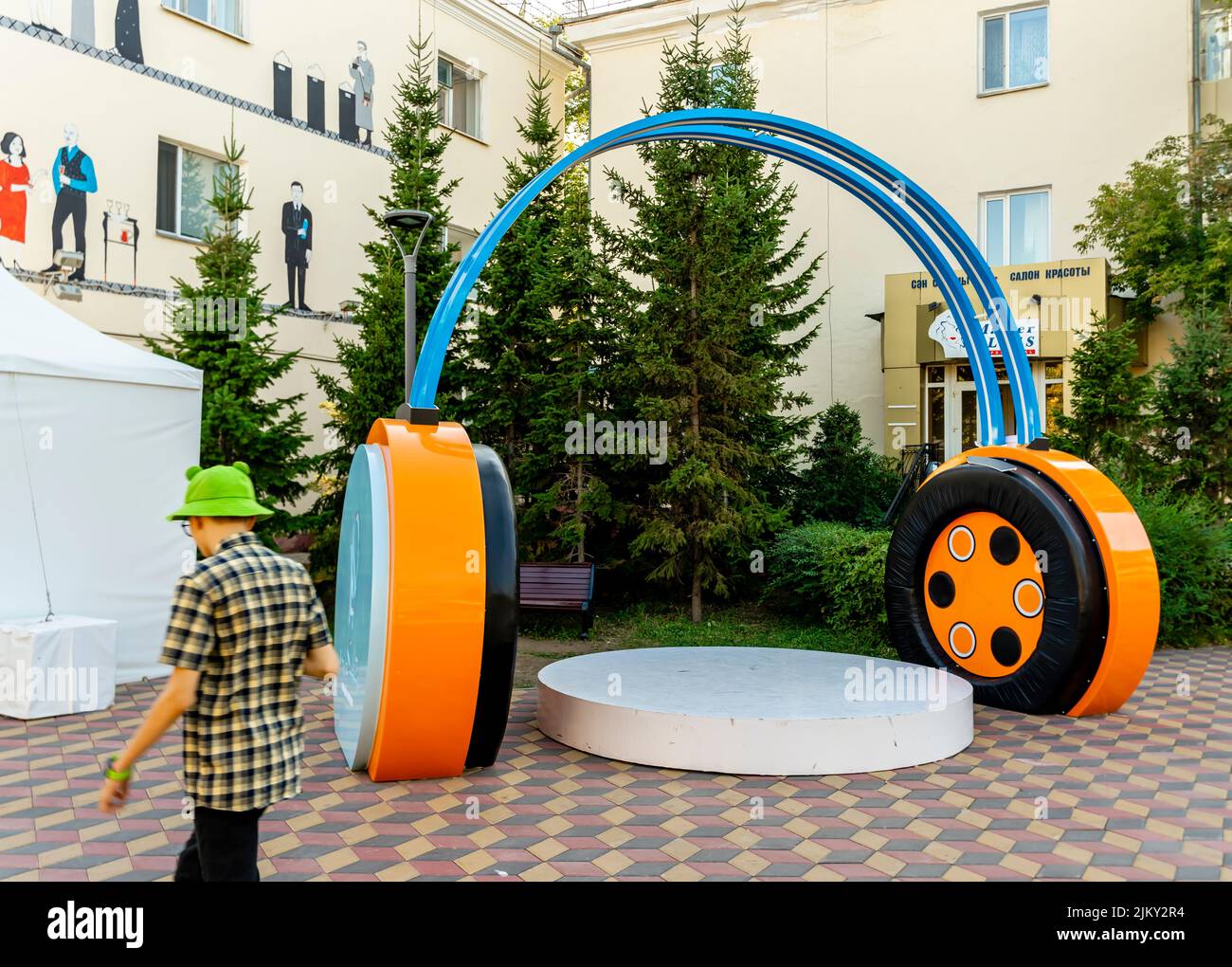 Escultura que representa auriculares, Demalys Promenade - zona de paseo en el moderno Nur-Sultan, Kazajstán Foto de stock