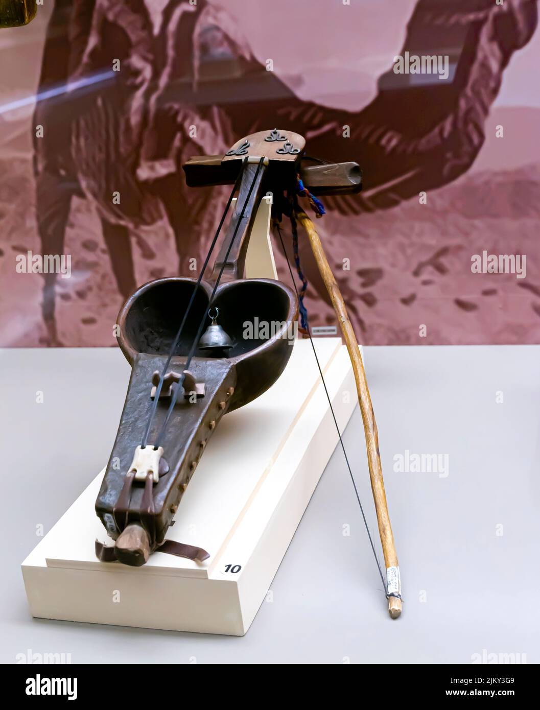 Kyl-kobyz, kilkobiz, kylkobyz, siglo 19th, instrumento turco de cuerda arqueada, extendido entre los kazajos, museo estatal, Nur-Sultan, Kazajstán Foto de stock