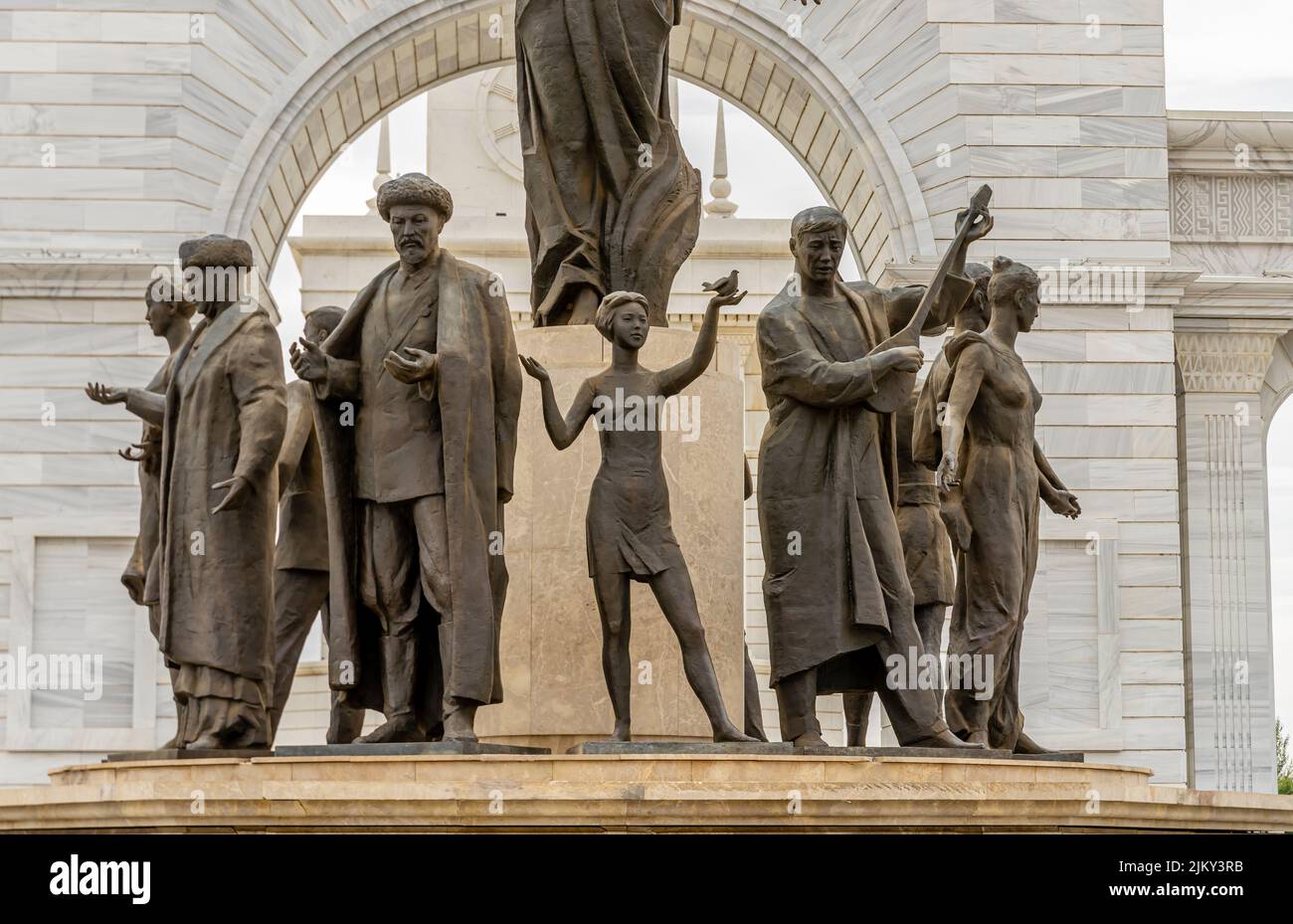 Grupo escultórico en el Monumento a los Elí Kazakos que representa a los líderes culturales nacionales, Nur-Sultán, Astana, Kazajstán Foto de stock