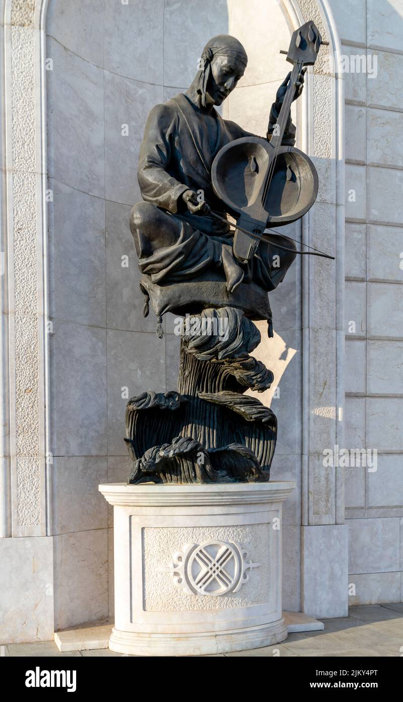 Escultura de un musúciano tradicional kazajo en frente de la ópera, Nur-Sultan, Astana, Kazajstán Foto de stock