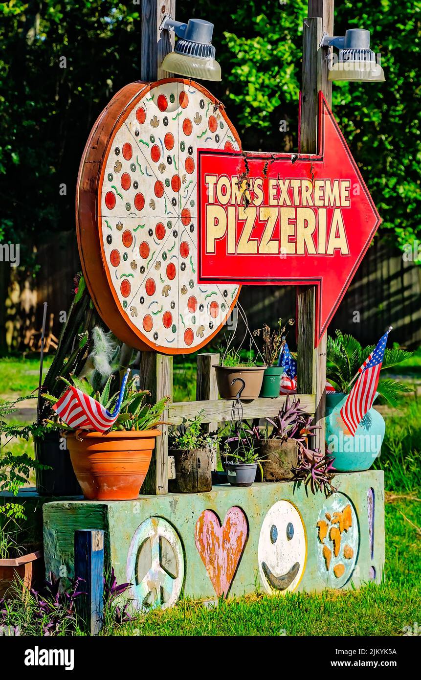 Tom's Extreme Pizza se muestra el 31 de julio de 2022, en Ocean Springs, Mississippi. El cartel incluye una pizza de pepperoni así como varios símbolos de los años sesenta. Foto de stock