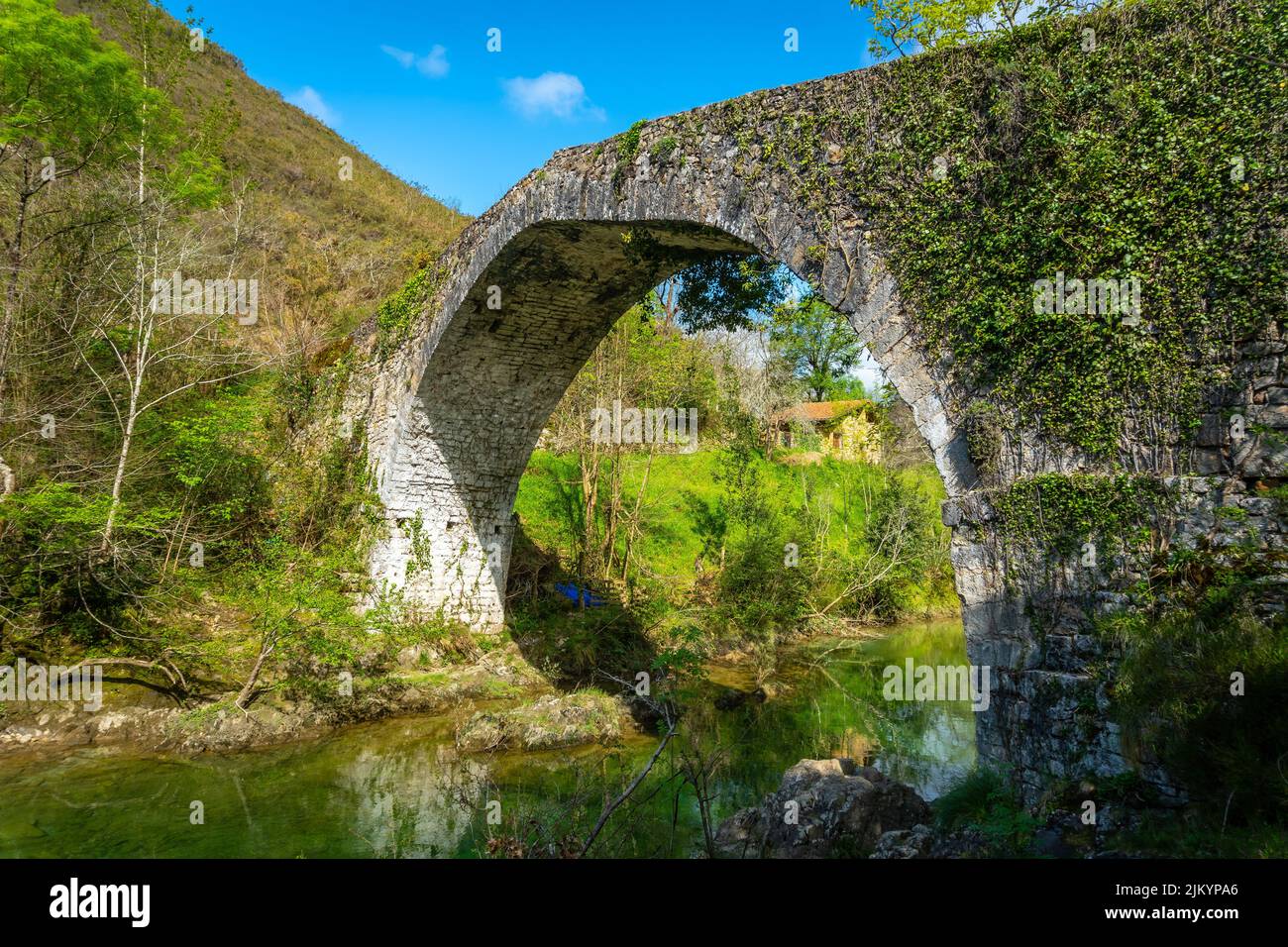 Puente romano en el camino entre el Tornín y la Olla de San Vicente