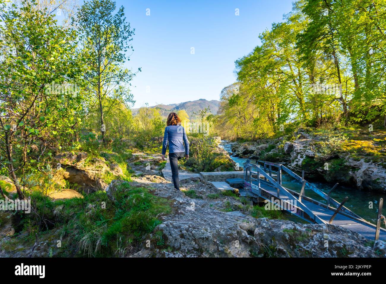 Una joven mujer en el camino cerca del río Sella en la localidad de Cangas de Onis. Asturias. España Foto de stock