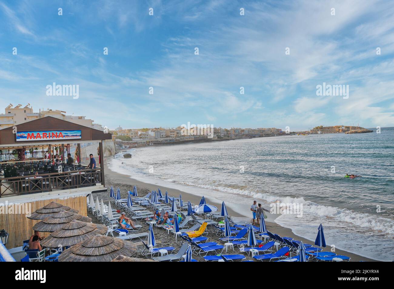 Playa turística con restaurante en la isla de Creta Foto de stock