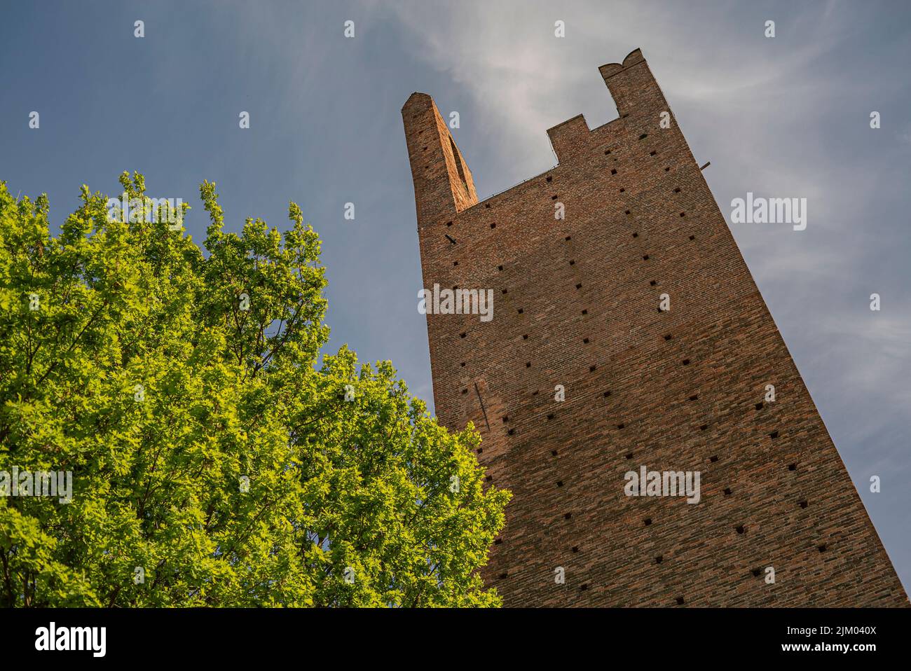 Torre Dona y Torre Grimaldi: Las dos torres antiguas de Rovigo en Italia Foto de stock