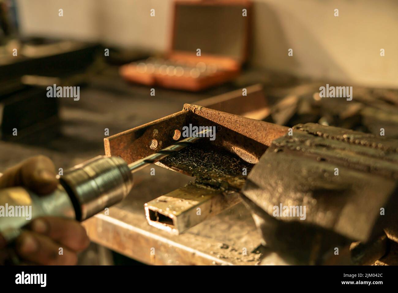 Detalle de taladros metálicos en un taller artesanal Foto de stock