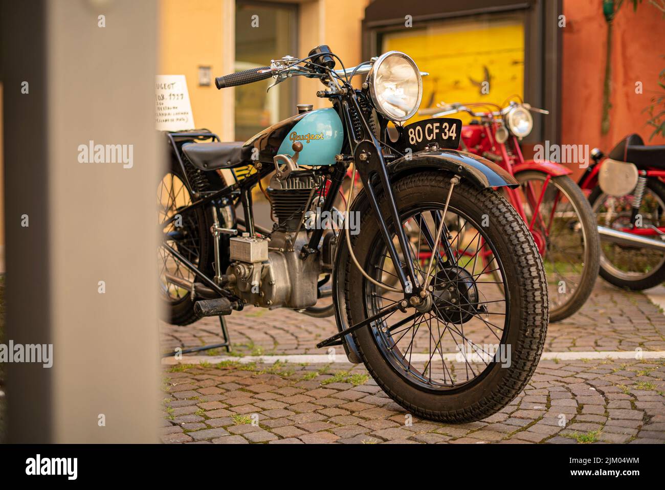 Rovigo, Italia 22 de abril de 2022: Peugeot Detalles de la antigua motocicleta Foto de stock