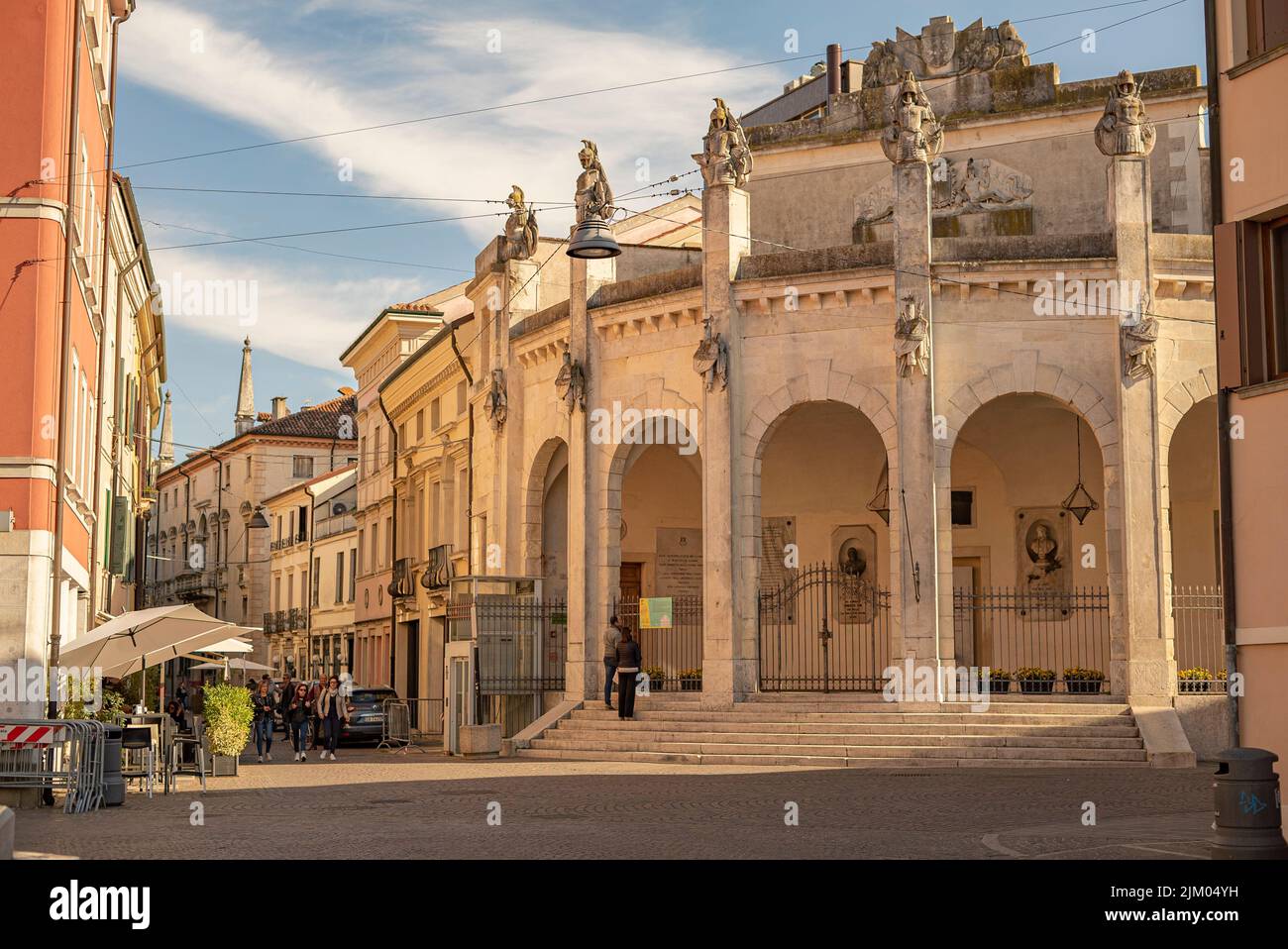 Rovigo, Italia 22 de abril de 2022: Plaza Giuseppe Garibaldi en Rovigo, una ciudad histórica italiana Foto de stock