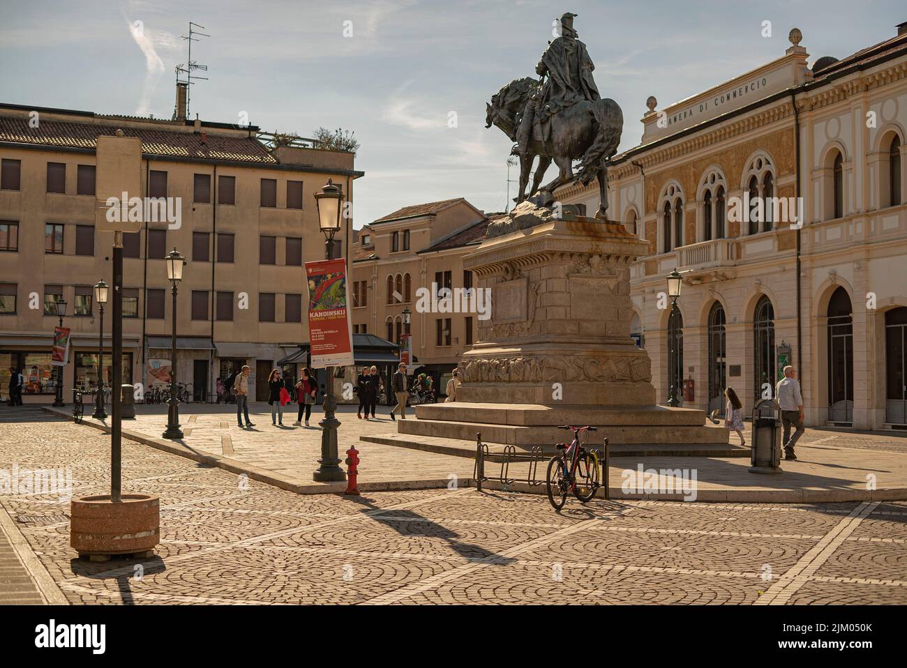 Rovigo, Italia 22 de abril de 2022: Plaza Giuseppe Garibaldi en Rovigo, una ciudad histórica italiana Foto de stock