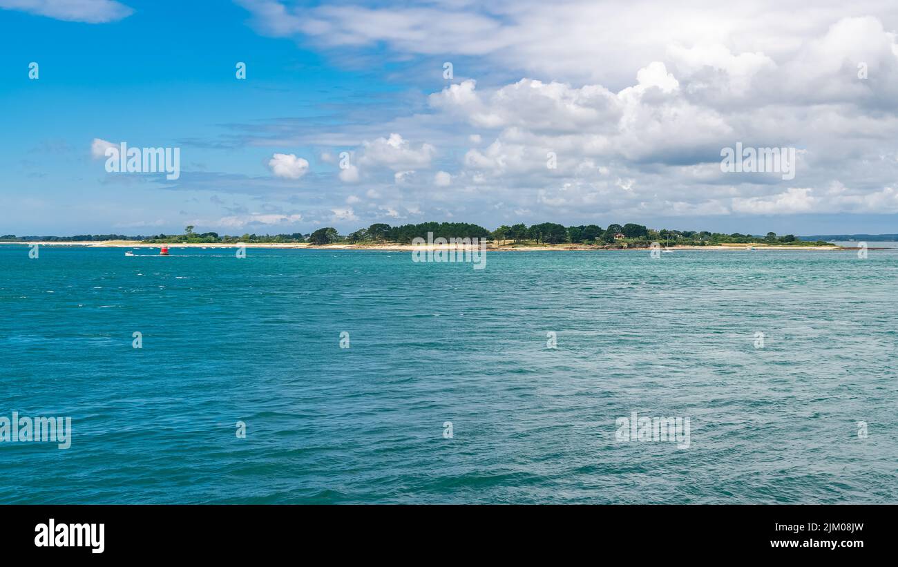 Puerto Navalo en Bretaña, hermoso paisaje marino con Locmariaquer en el fondo Foto de stock