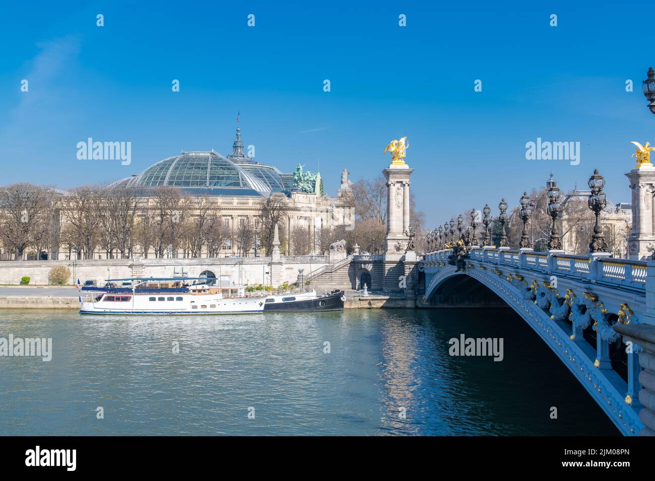 París, el puente Alexandre III sobre el Sena, con el Grand Palais en el fondo Foto de stock