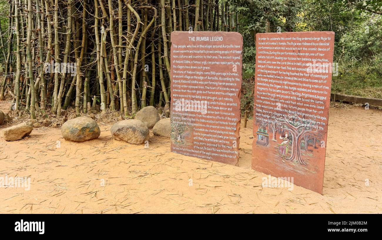Story board sobre Auroville Village en el Campus Mantri Mandir con fondo de bambú, Auroville, Tamilnadu, India. Foto de stock
