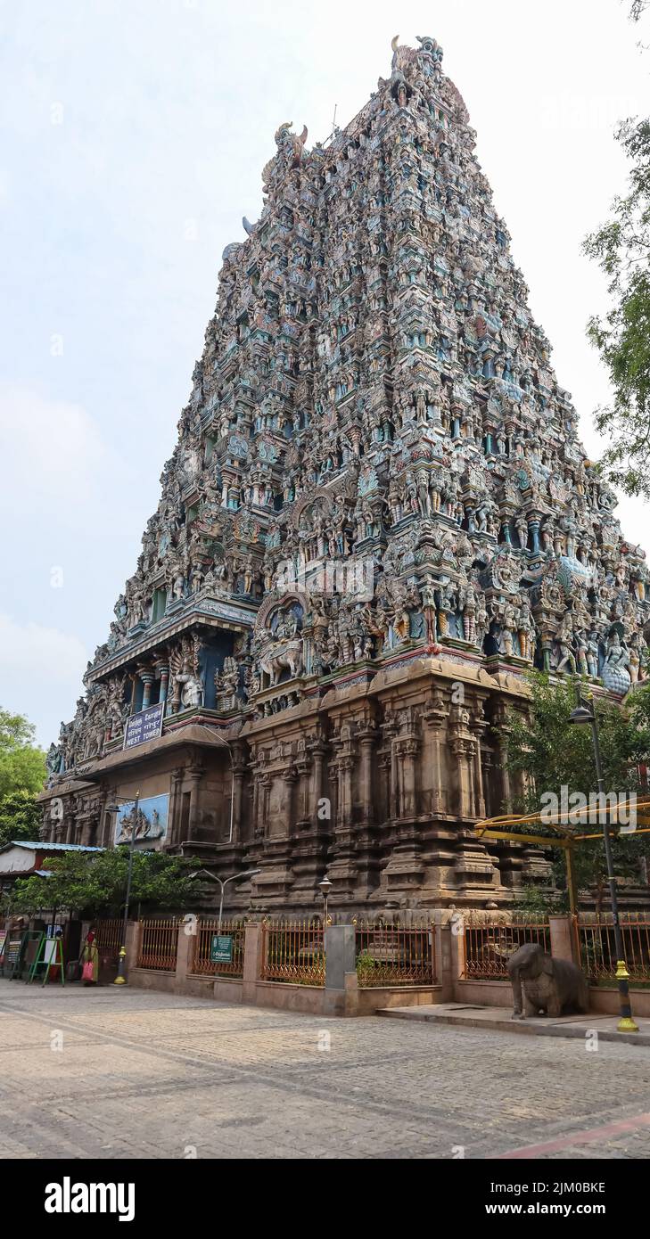 Puerta de entrada de Gopuram oeste del templo Meenakshi Amman, templo construido a principios de A.D, Madurai, Tamilnadu, India. Foto de stock