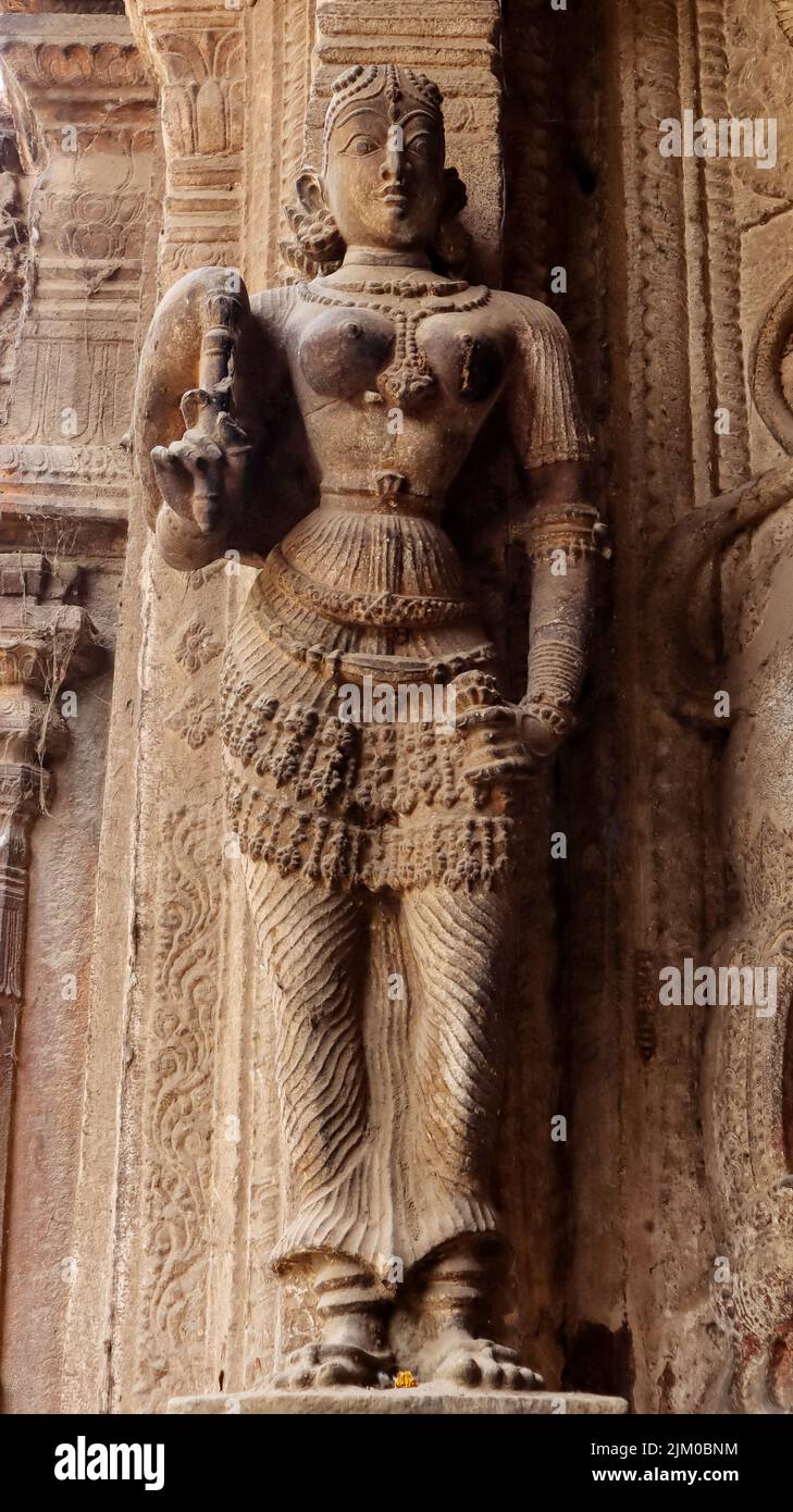 Escultura de la criada en el pilar de Pudhu Mandapam, Meenakshi Amman Temple, Madurai, Tamilnadu, India. Foto de stock