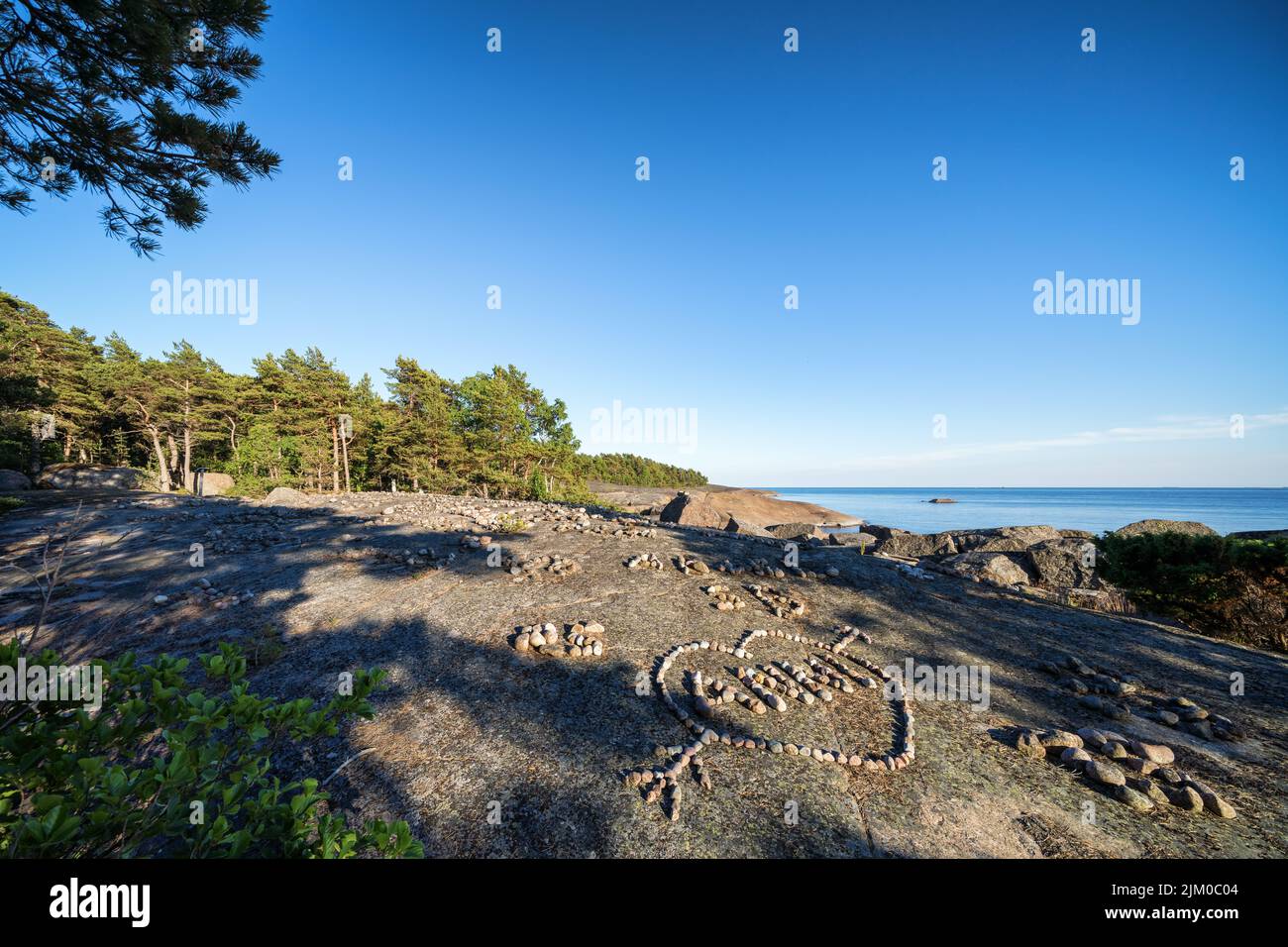 Escritos con piedras en la isla Mustaviiri, Pyhtää, Finlandia Foto de stock