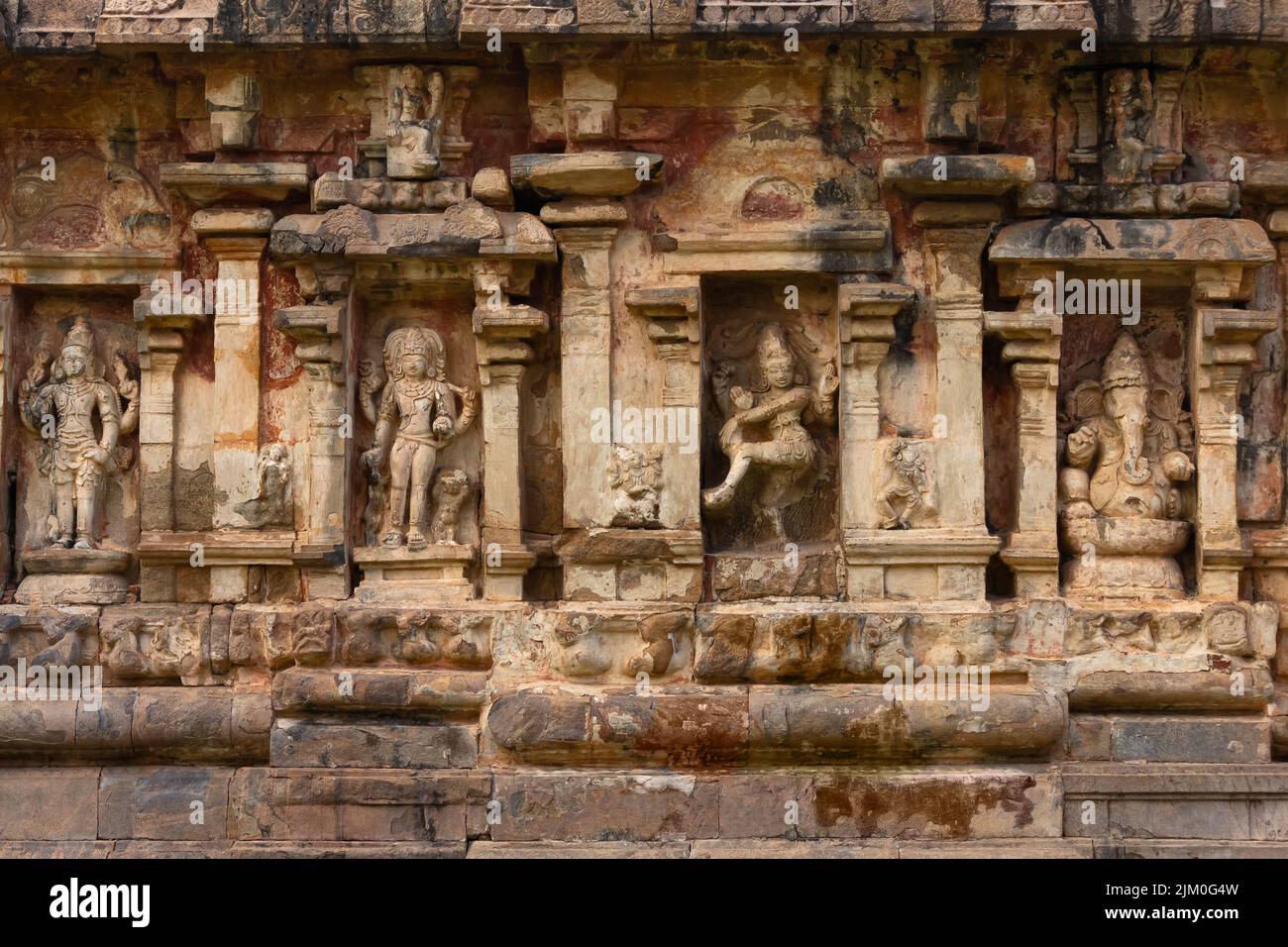 Escultura de Dioses Hindúes Señor Vishnu, Señor Ganesha y Señor Brahma en el Templo de Brihadeshwara Templo, Gangaikonda Cholapuram, Ariyalur, Tam Foto de stock
