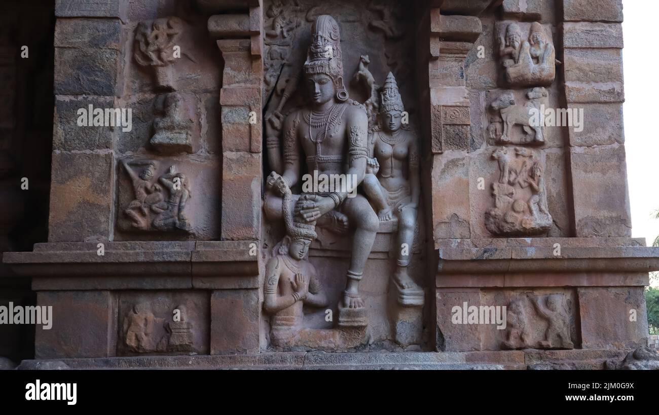 Escultura del Señor Shiva y Parvati en la pared del Templo Brihadeshwara, Gangaikonda Cholapuram, Tamilnadu, India. Foto de stock