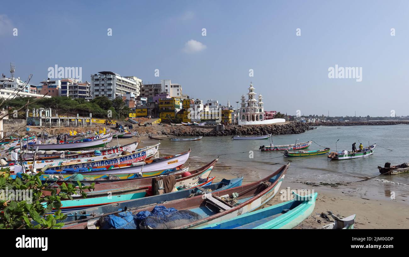 Vista del mar, barco y ciudad, Kanyakumari, Tamilnadu, India. Foto de stock