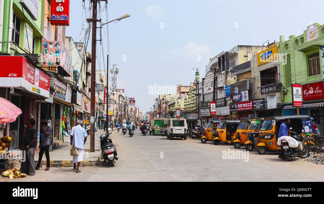 Vista de la calle West Avani Moola con auto rickshaw Stand, Madurai, Tamilnadu, India. Foto de stock