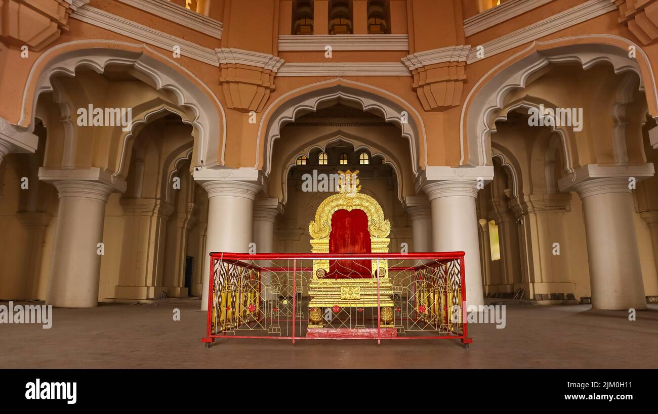 Trono principal del rey dentro del palacio Thirumalai Nayakkar, construido en el siglo 17th por el rey Tirumala Nayaka, Madurai, Tamilnadu, India. Foto de stock