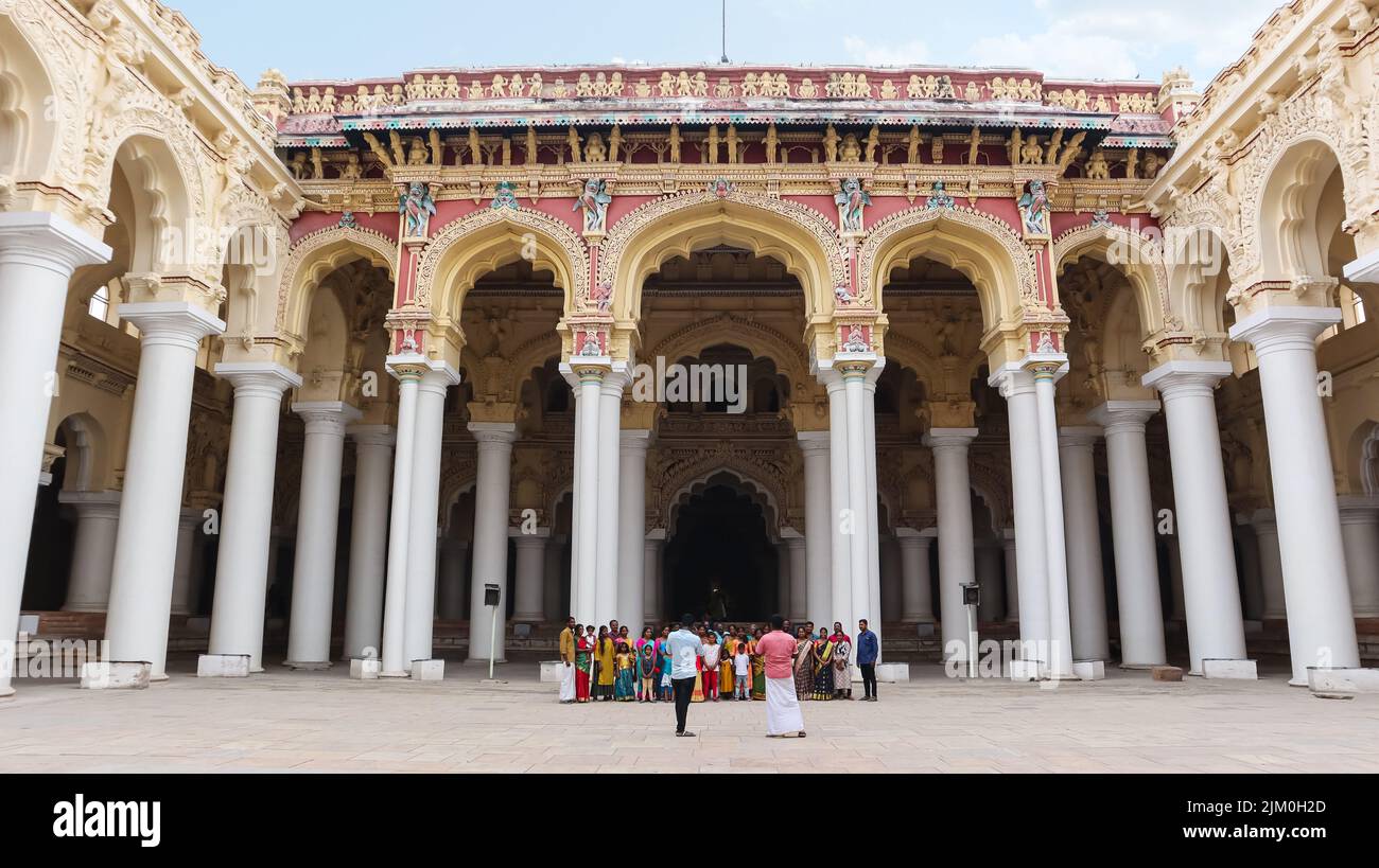 Vista interior del Palacio Thirumalai Nayakkar, la gente toma foto de grupo en el Palacio, Madurai, Tamilnadu, India. Foto de stock
