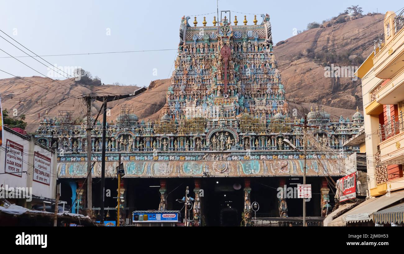 Vista frontal del Templo Arulmigu Subramaniya Swami dedicado al Señor Murugan. Se encuentra a 8km metros del centro de la ciudad en Thiruparankundram, Madurai, Foto de stock