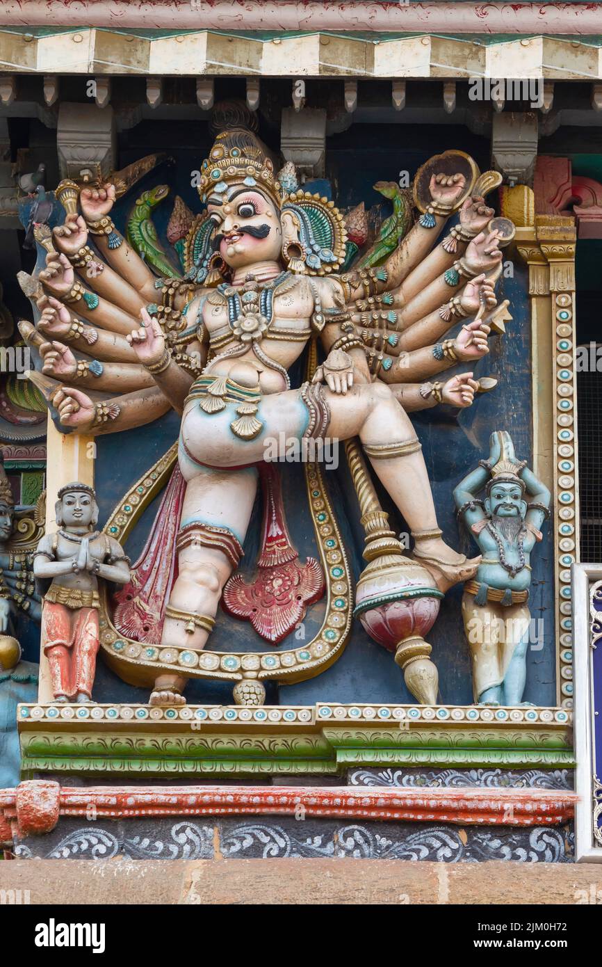 Escultura de Ravana en el Gopuram Norte del Templo Meenakshi Amman, Madurai, Tamilnadu, India. Foto de stock