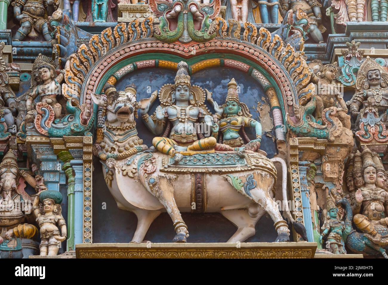 Escultura del Señor Shiva y Parvati sentado en Nandi {toro}, en Meenakshi Amman Temple Gopuram, Madurai, Tamilnadu, India. Foto de stock