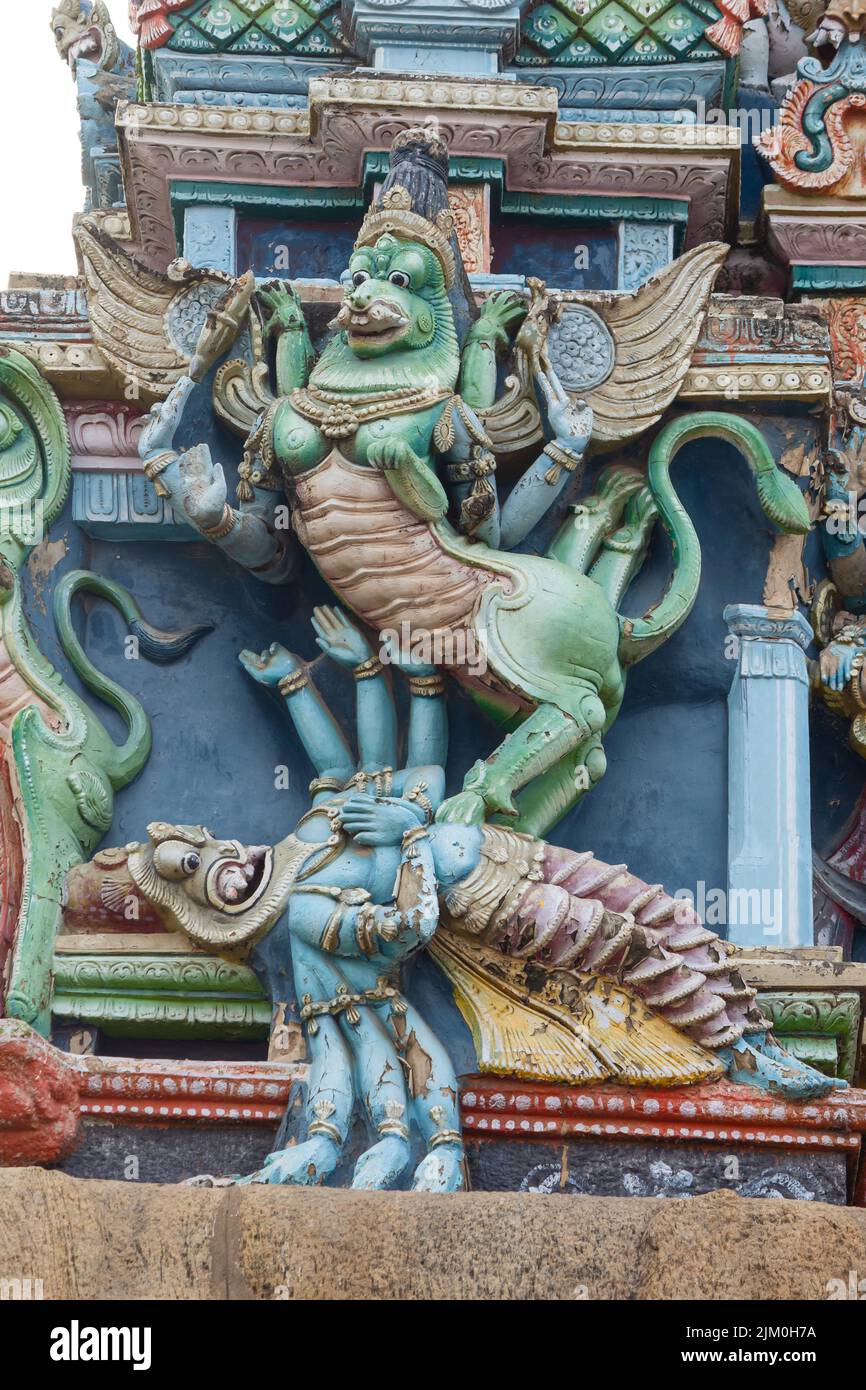 Escultura del León que ataca a Demón en el Templo Meenakshi Amman Gopuram, Madurai, Tamilnadu, India. Foto de stock
