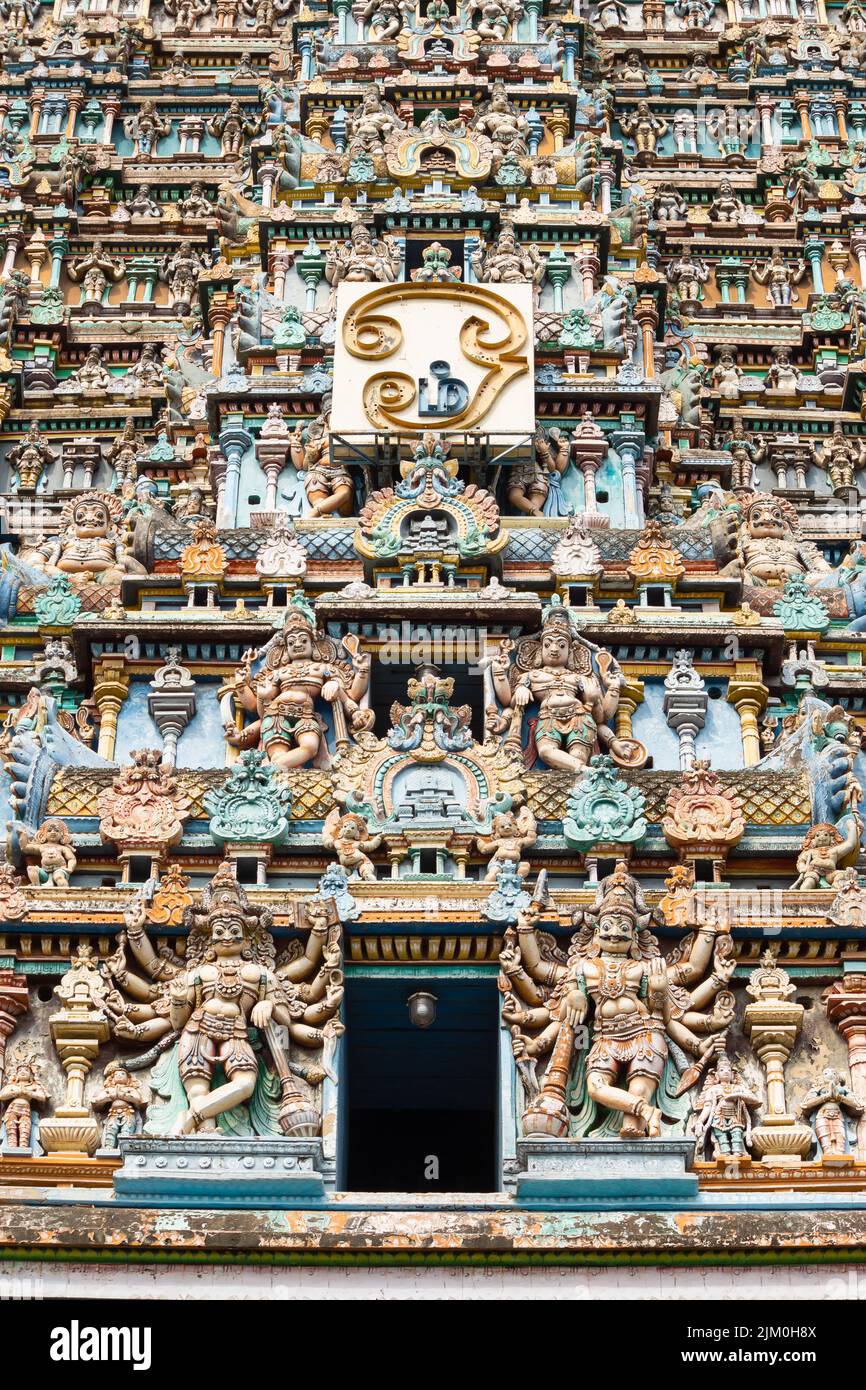 Coloridas esculturas de Dioses y Diosas Hindúes en el Gopuram Norte del Templo Meenakshi Amman, Madurai, Tamilnadu, India. Foto de stock