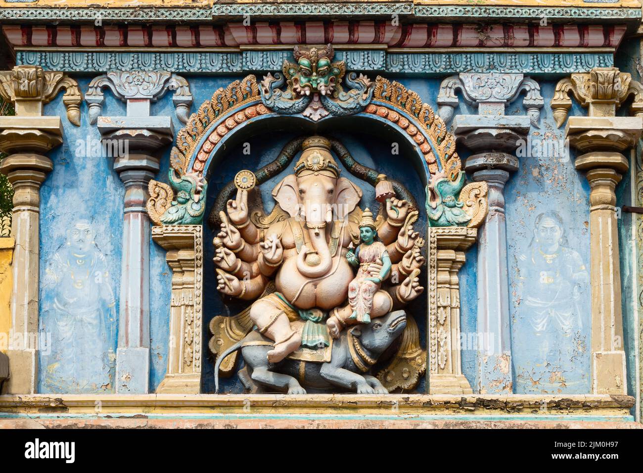 Escultura del Señor Ganesha en el Meenakshi Amman Temple Gopuram, Madurai, Tamilnadu, India. Foto de stock