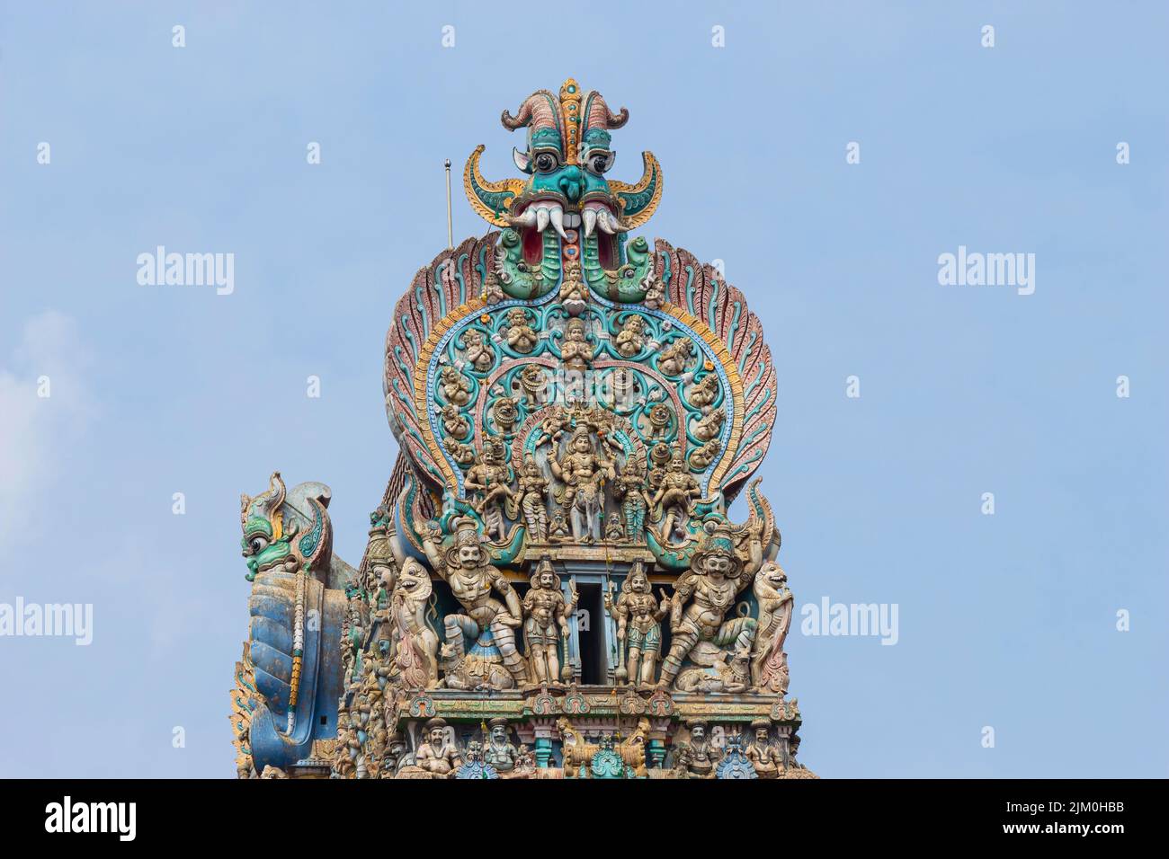 Vista de la parte superior de Gopuram del Norte en Meenakshi Amman Temple Gopuram, Madurai, Tamilnadu, India. Foto de stock