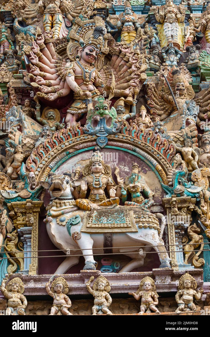 Escultura de Demo, Señor Shiva y Parvati en. Meenakshi Amman Temple Gopuram, Madurai, Tamilnadu, India. Foto de stock