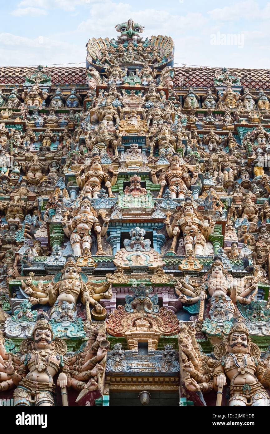 Esculturas de Dioses y Diosas Hindúes en el Gopuram Norte del Templo Meenakshi Amman, Madurai, Tamilnadu, India. Foto de stock