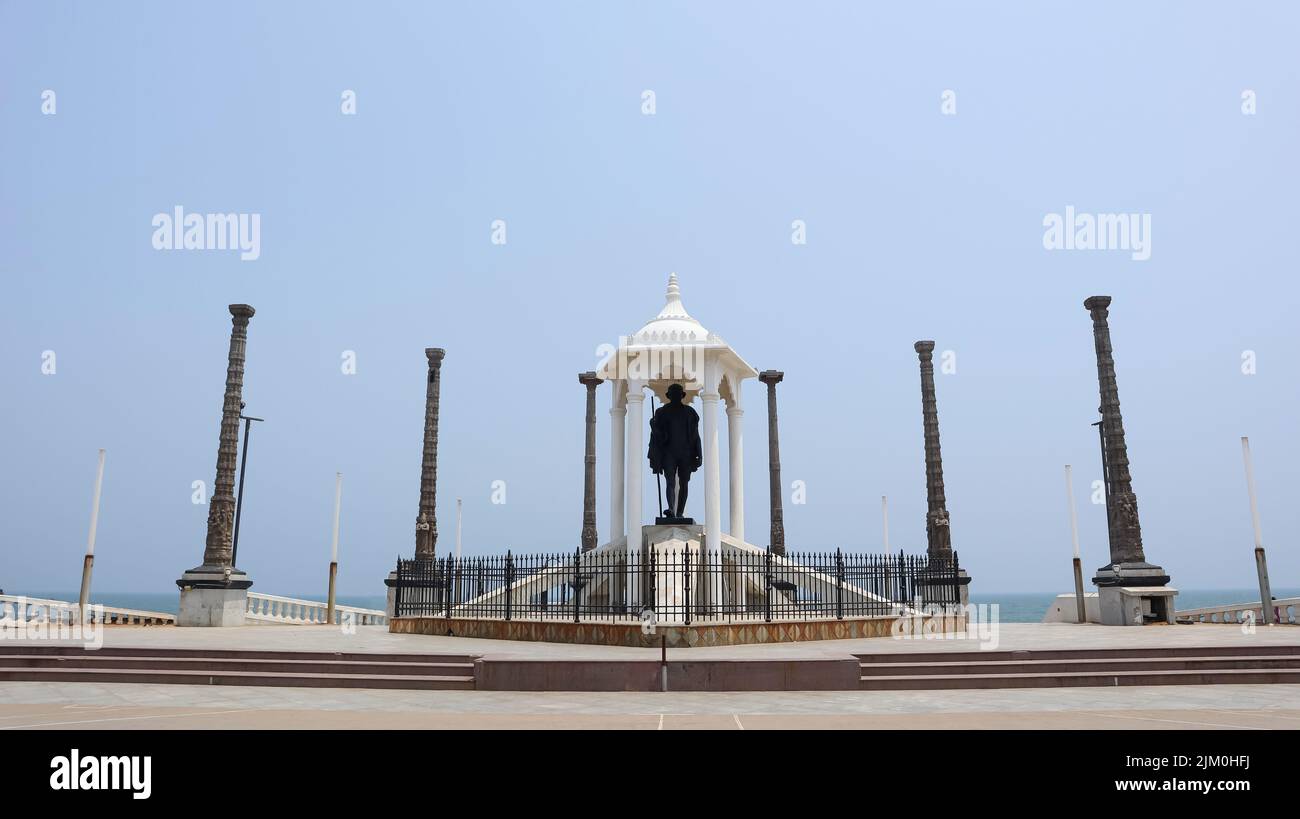 Estatua de Mahatma Gandhi en la línea costera de Pondicherry ahora conocida como Puducherry, Tamilnadu, India. Foto de stock