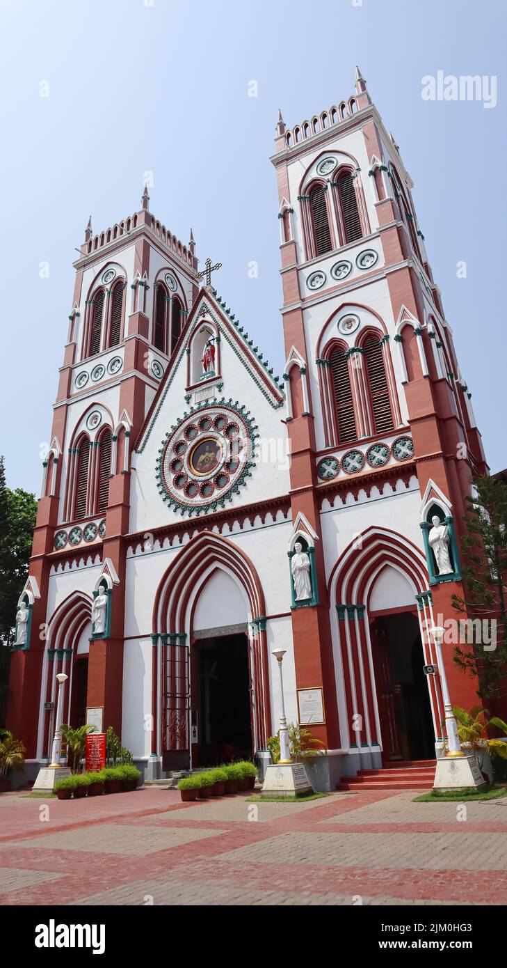 Vista de la Basílica de la Iglesia del Sagrado Corazón de Jesús, construida en 1907, Pondicherry o Puducherry, India. Foto de stock