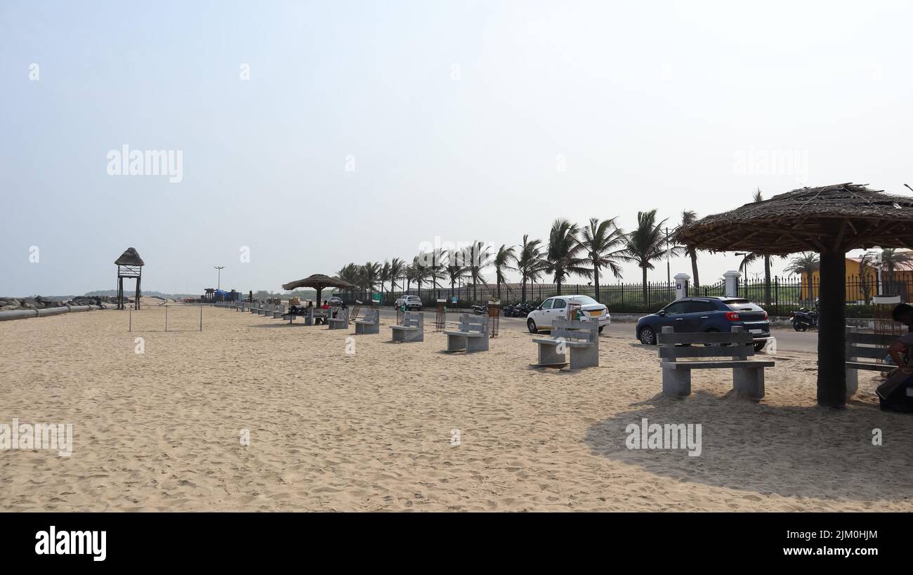 Vista de Lighthouse Beach al mediodía, Pondicherry ahora conocida como Puducherry, India. Foto de stock