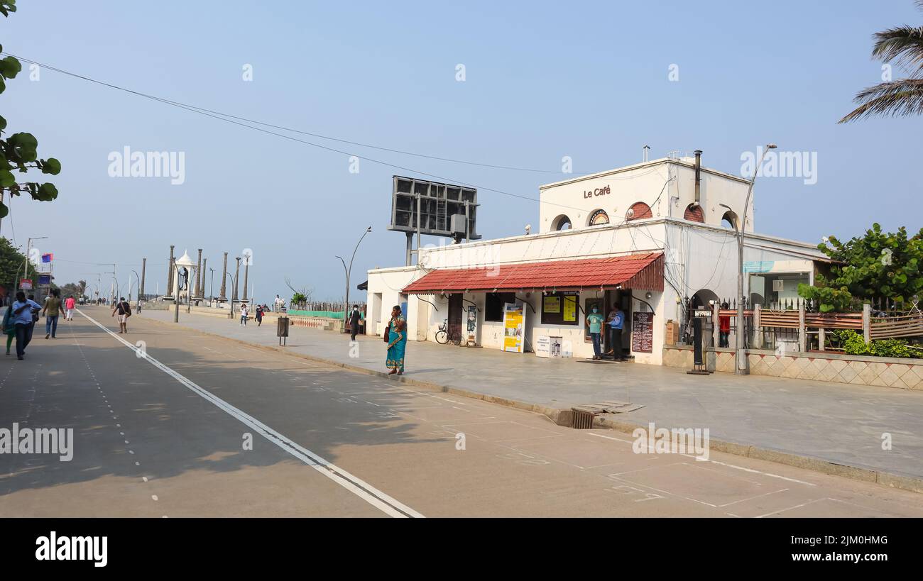 Le Cafe, famoso café francés en la línea costera de Pondicherry ahora conocido como Puducherry, India. Foto de stock