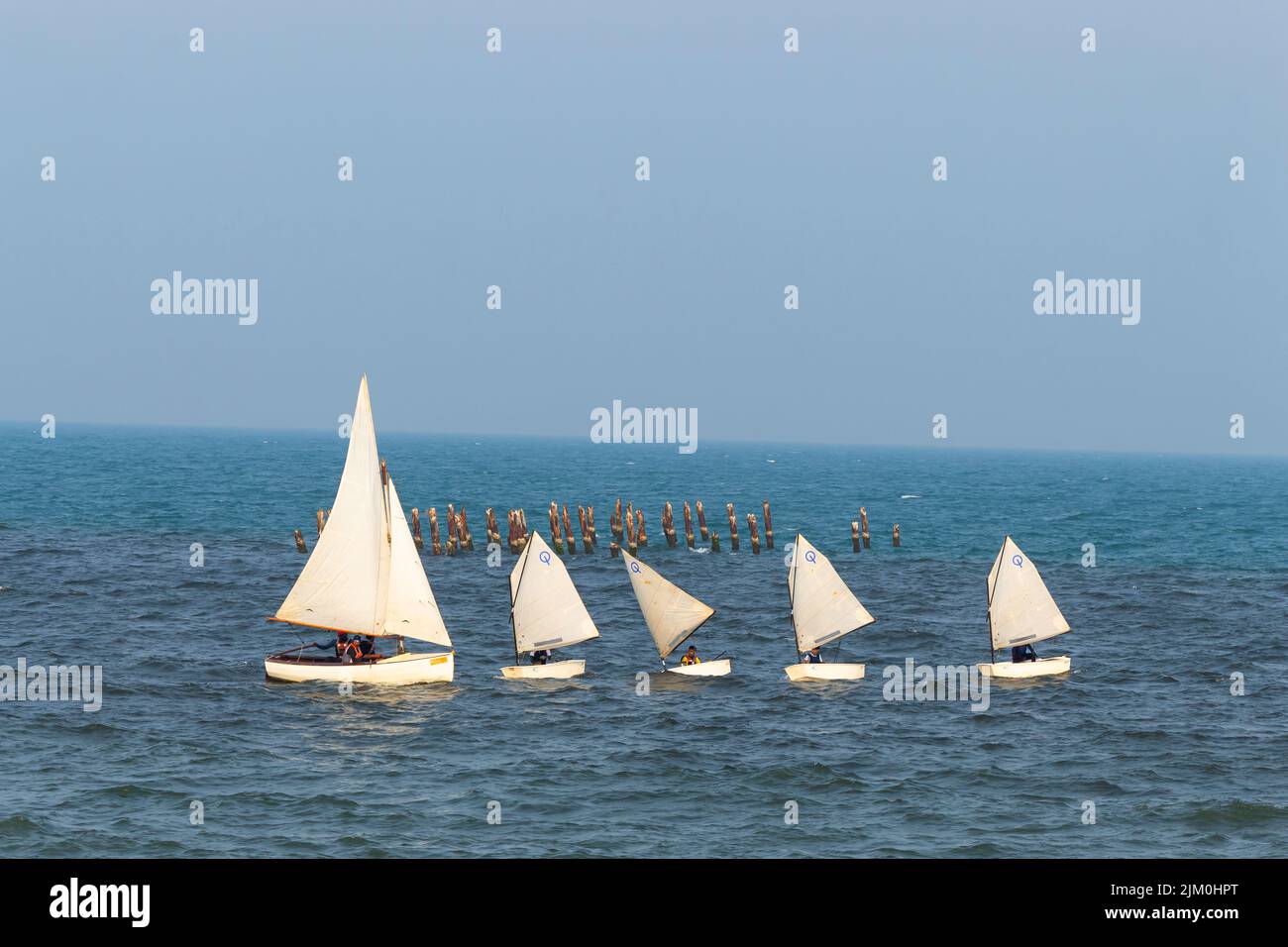 Barcos de vela en el mar, Pondicherry ahora conocido como Puducherry, India. Foto de stock