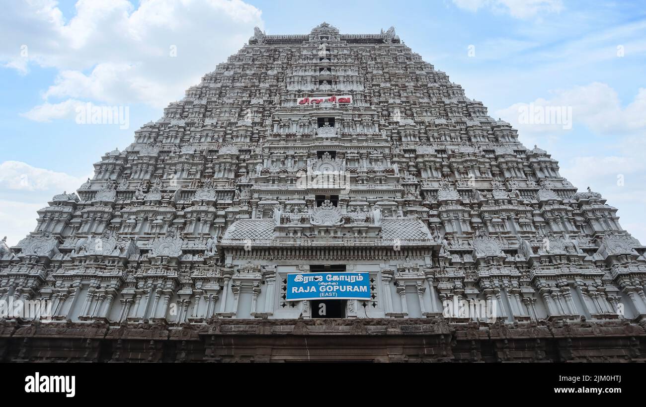 Ángulo bajo Vista de la entrada principal del templo de Arunachaleshwara Gopuram, Tiruvannamalai, Tamilnadu, India. Foto de stock