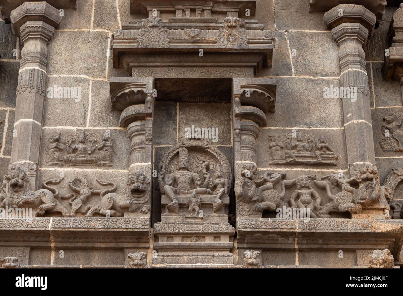 Escultura del Señor Vishnu y la Diosa Lakshmi sentado en el trono, Tiruvannamalai, Tamilnadu, India. Foto de stock