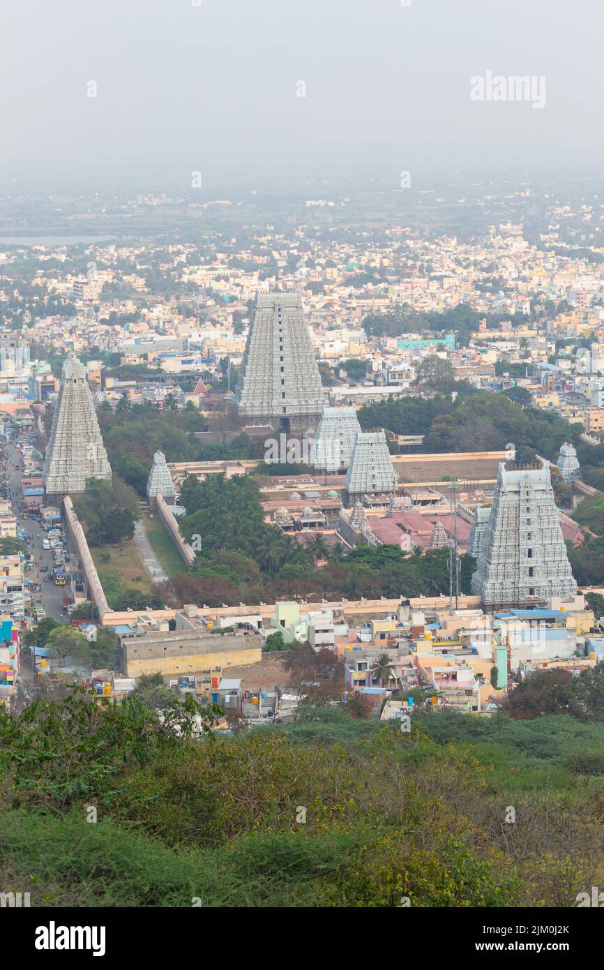 Vista aérea del Templo de Arunachaleshwara Gopurams y vista de la ciudad desde la Cueva de Virupaksha, Tiruvannamalai, Tamilnadu, India. Foto de stock