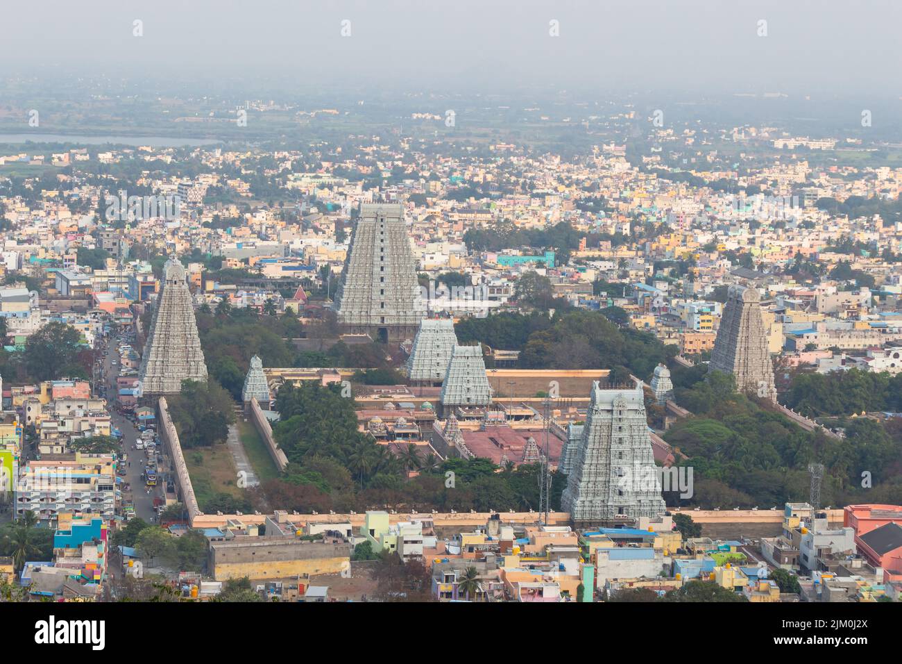 Vista aérea del Templo de Arunachaleshwara Gopurams y vista de la ciudad desde la Cueva de Virupaksha, Tiruvannamalai, Tamilnadu, India. Foto de stock