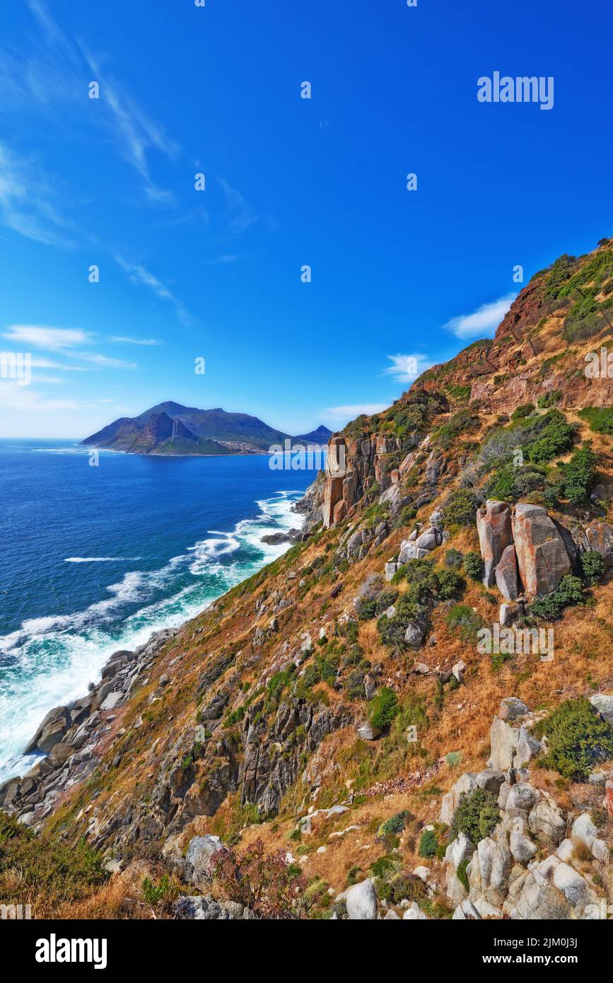 Foto de la costa desde Shapmans Peak. Una foto de la costa desde Shapmans Peak, cerca de Hout Bay, cerca de Ciudad del Cabo, Sudáfrica. Foto de stock
