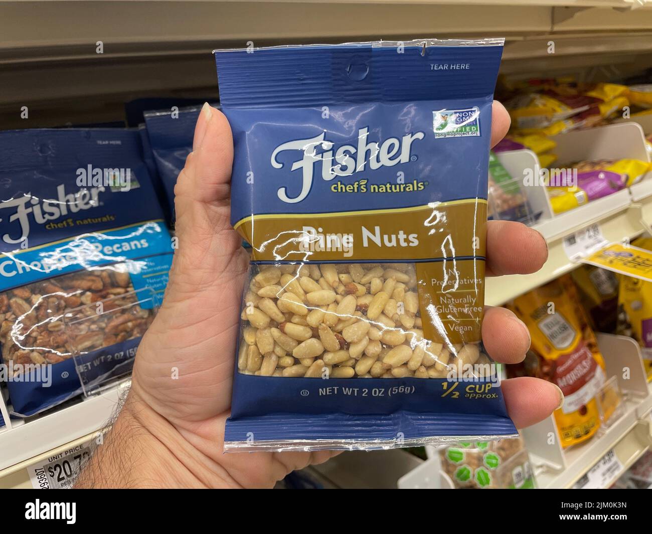 Augusta, GA EE.UU. - 04 15 22: Manual Fisher Bagged Nuts Tienda minorista de nueces de pino Foto de stock